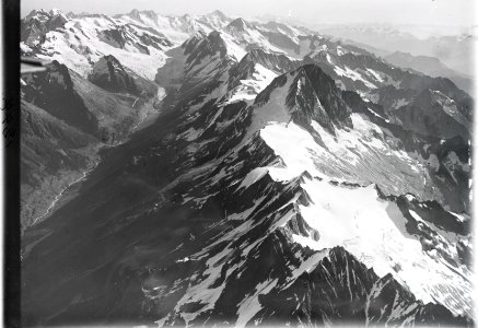 ETH-BIB-Lötschental, Bietschhorn, Finsteraarhorn v. S. W. aus 5000 m-Inlandflüge-LBS MH01-001244