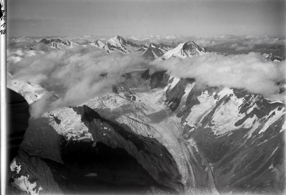 ETH-BIB-Lötschental mit Finsteraarhorn, Aletschhorn v. W. aus 4500 m-Inlandflüge-LBS MH01-002128