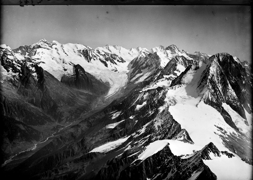 ETH-BIB-Lötschental, Langgletscher, Breithorn, Aletschhorn. Bietschhorn v. S. W. aus 3900 m-Inlandflüge-LBS MH01-004313