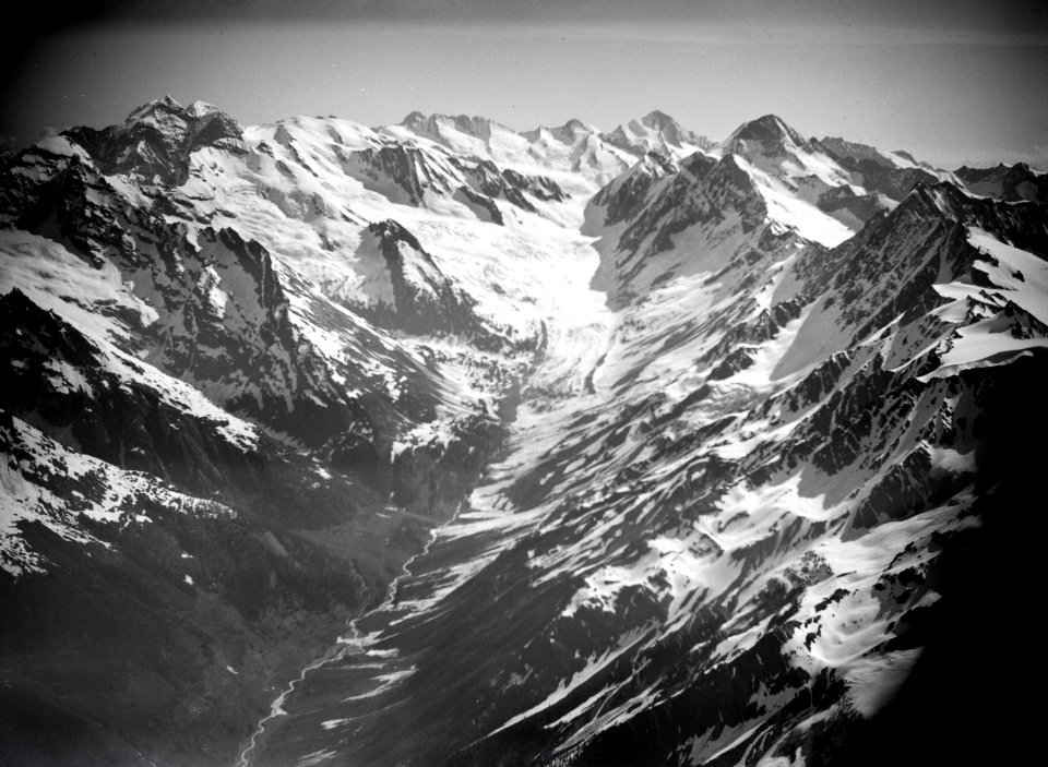 ETH-BIB-Lötschental, Finsteraarhorn v. S. W. aus 3900 m-Inlandflüge-LBS MH01-006463
