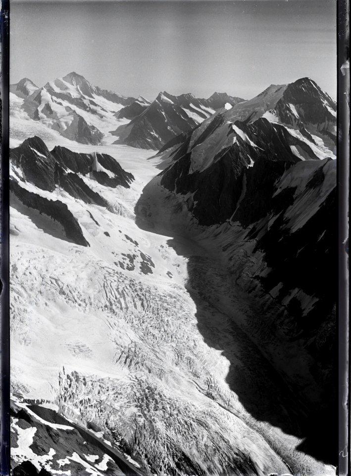 ETH-BIB-Lötschentaler Lücke, Langgletscher, Aletschhorn, Konkordiaplatz, Finsteraarhorn v. W. aus 3800 m-Inlandflüge-LBS MH01-005157
