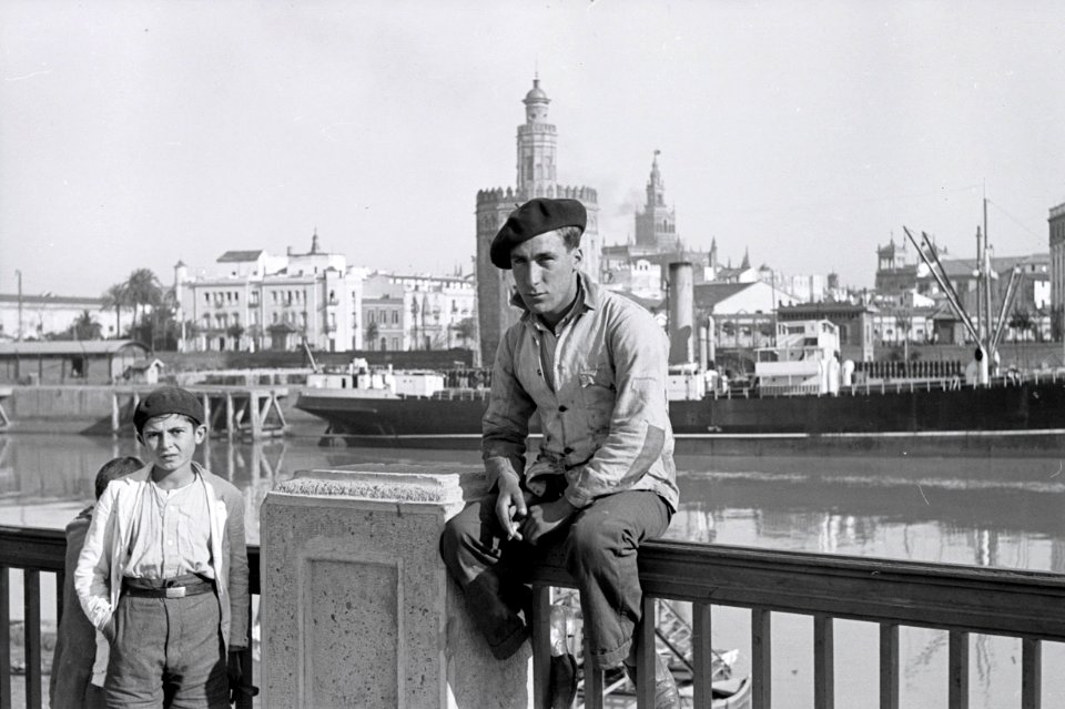 ETH-BIB-Mann auf Brücke vor Torre del Oro, Sevilla-Nordafrikaflug 1932-LBS MH02-13-0494