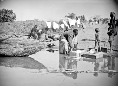 ETH-BIB-Mann beim Wäsche waschen am Niger-Tschadseeflug 1930-31-LBS MH02-08-0528