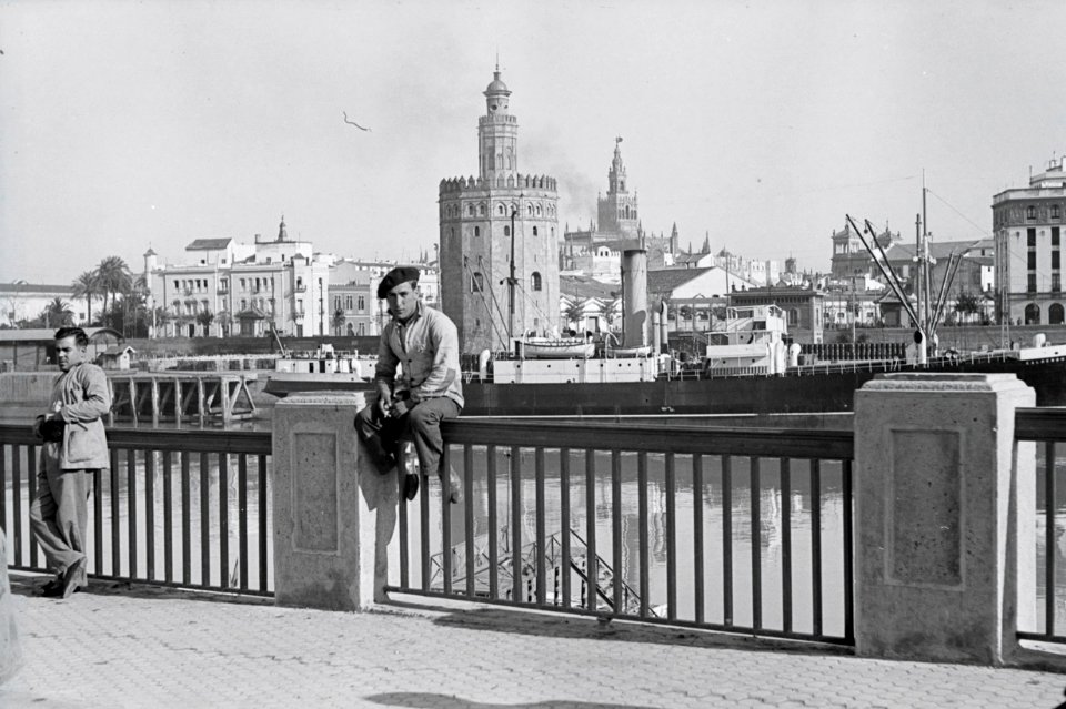 ETH-BIB-Mann auf Brücke vor der Torre del Oro, Sevilla-Nordafrikaflug 1932-LBS MH02-13-0493