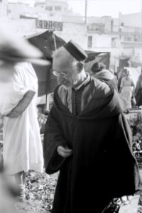ETH-BIB-Mann auf dem Markt von Fès-Nordafrikaflug 1932-LBS MH02-13-0403