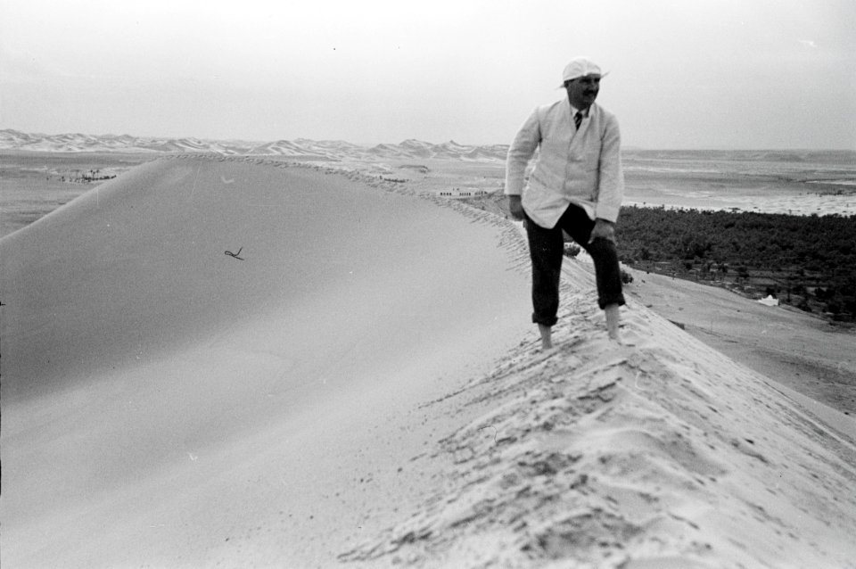 ETH-BIB-Mann auf Sanddüne bei Beni-Abbès-Nordafrikaflug 1932-LBS MH02-13-0179