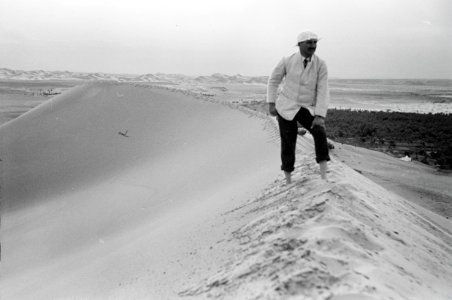 ETH-BIB-Mann auf Sanddüne bei Beni-Abbès-Nordafrikaflug 1932-LBS MH02-13-0179