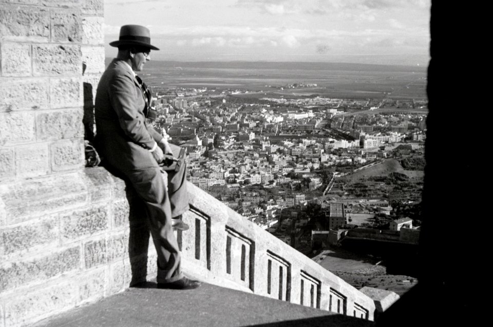 ETH-BIB-Mann geniesst Aussicht auf Oran-Nordafrikaflug 1932-LBS MH02-13-0151