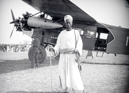 ETH-BIB-Mann vor der Fokker-Tschadseeflug 1930-31-LBS MH02-08-0815