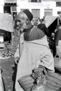 ETH-BIB-Mann auf dem Markt von Fès-Nordafrikaflug 1932-LBS MH02-13-0401