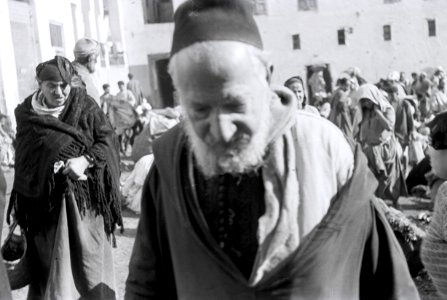ETH-BIB-Mann auf dem Markt von Fès-Nordafrikaflug 1932-LBS MH02-13-0405