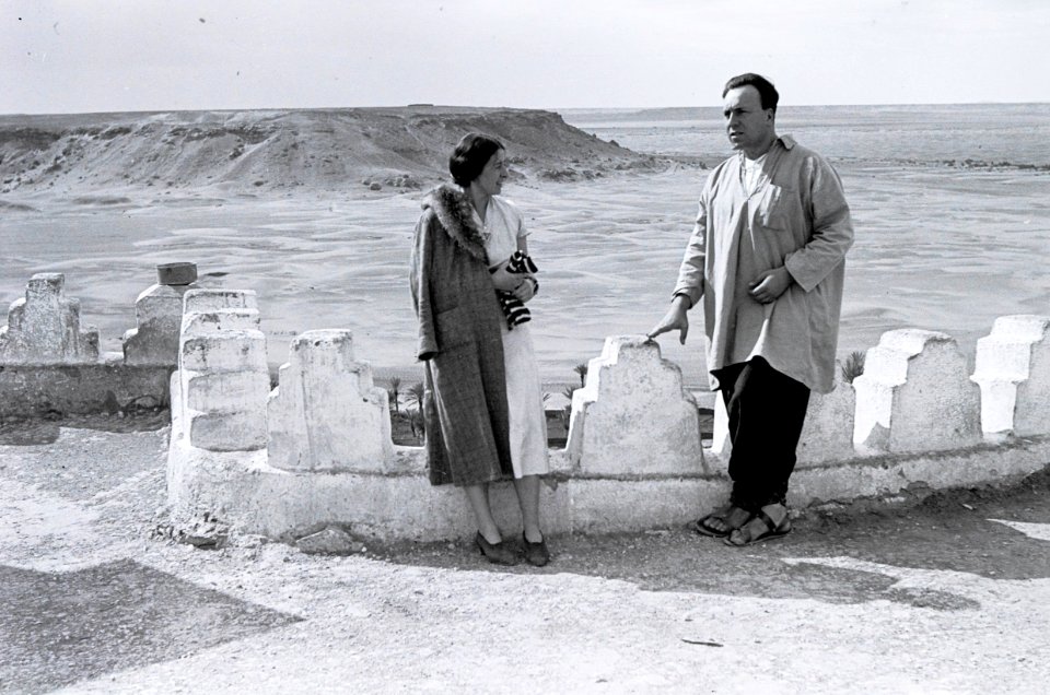 ETH-BIB-Mann und Frau in Beni-Abbès-Nordafrikaflug 1932-LBS MH02-13-0208