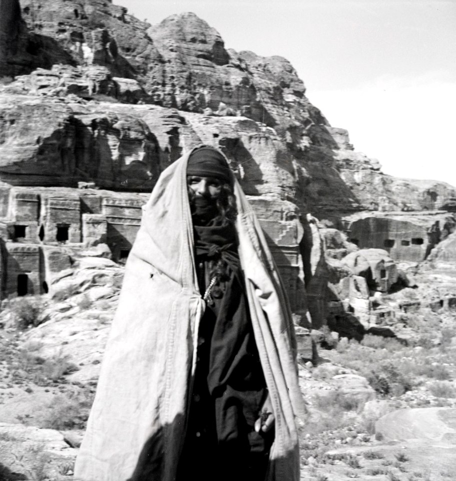 ETH-BIB-Mann vor Felsengräber in Petra-Abessinienflug 1934-LBS MH02-22-0078