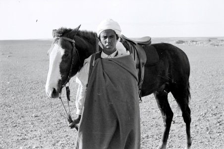 ETH-BIB-Mann mit Pferd in der Wüste-Nordafrikaflug 1932-LBS MH02-13-0230