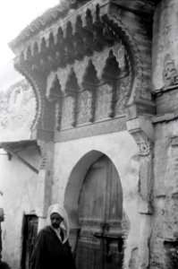 ETH-BIB-Mann vor einem Haus in Fès-Nordafrikaflug 1932-LBS MH02-13-0299