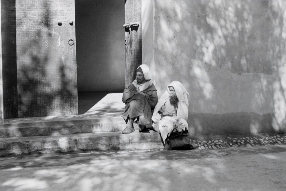 ETH-BIB-Mann und Frau vor einer Tür in Fès-Nordafrikaflug 1932-LBS MH02-13-0343