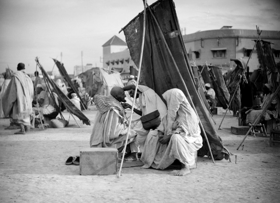 ETH-BIB-Marrakech- Beim Friseur, im Schatten aufgehängter Matten-Tschadseeflug 1930-31-LBS MH02-08-0315
