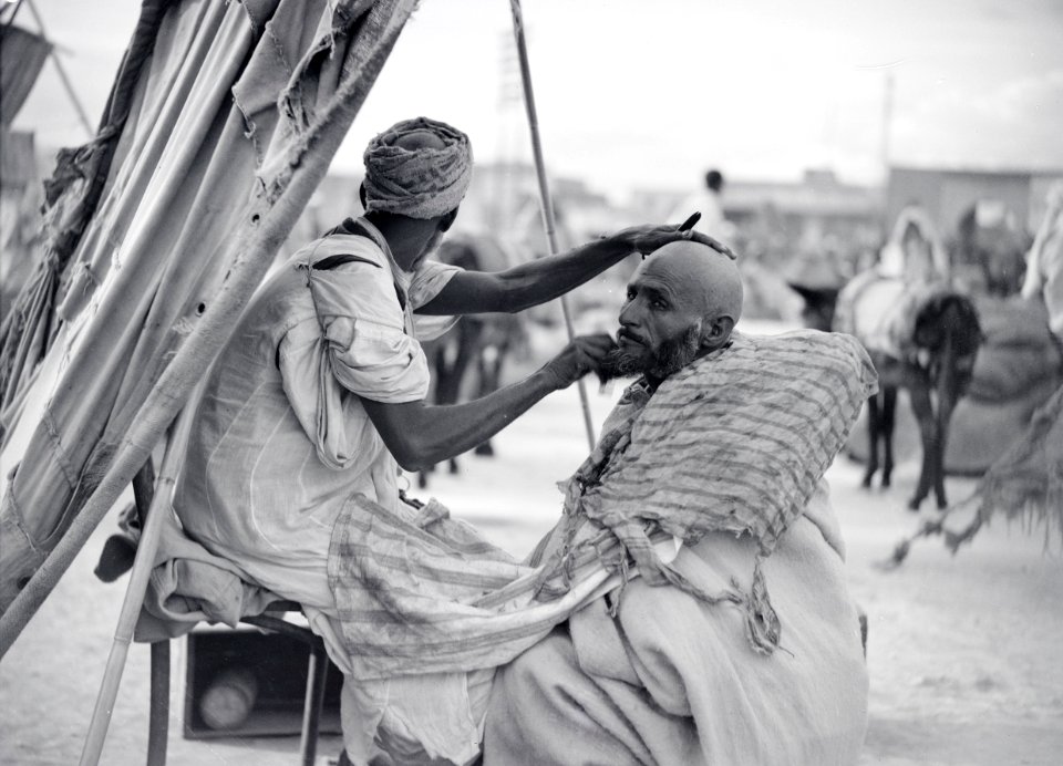 ETH-BIB-Marrakech- Es wird verschönert -Rasur--Tschadseeflug 1930-31-LBS MH02-08-0311