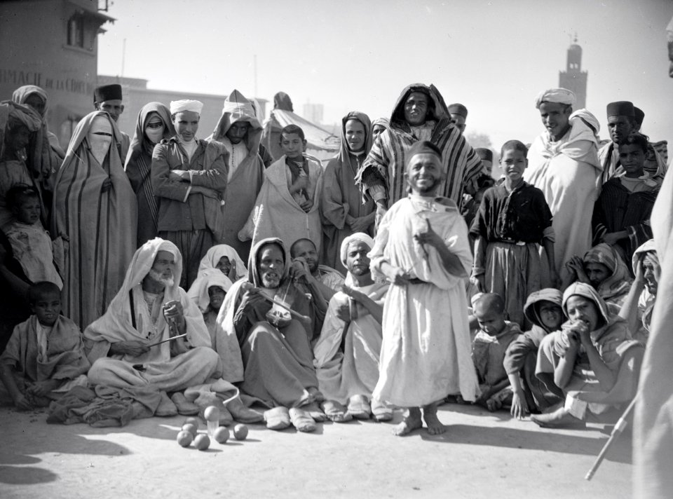 ETH-BIB-Marrakech- Ein Spassmacher unterhält stundenlang die Menge-Tschadseeflug 1930-31-LBS MH02-08-0319