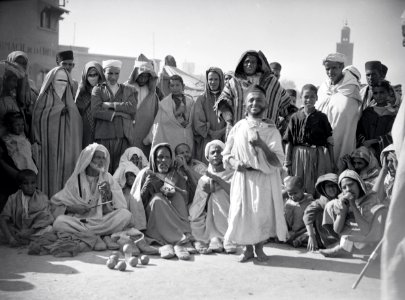ETH-BIB-Marrakech- Ein Spassmacher unterhält stundenlang die Menge-Tschadseeflug 1930-31-LBS MH02-08-0319
