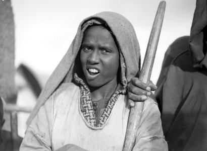 ETH-BIB-Marrakech- das hübsche braune Berbermädchen aus den Atlas-Bergen sieht staunend dem geheimnisvollen Schlangenzauber zu-Tschadseeflug 1930-31-LBS MH02-08-0478