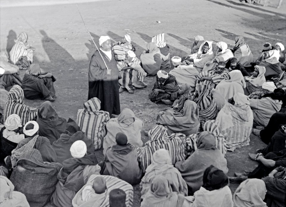 ETH-BIB-Marrakech- stundenlang und gespannt lauschen die hockenden Gestalten der blumenreichen Sprache des Märchenerzählers zu-Tschadseeflug 1930-31-LBS MH02-08-0312