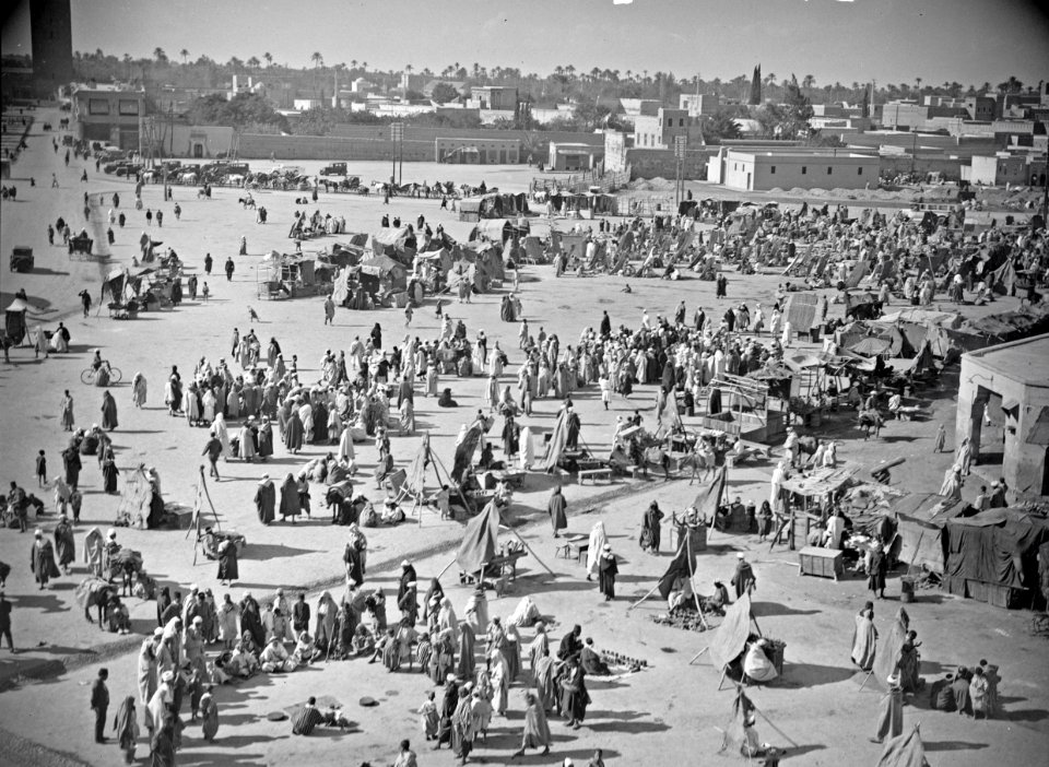 ETH-BIB-Marrakech-Den ganzen Tag herrscht reges Leben au dem Place Dyema (Jemaa) el Fna-Tschadseeflug 1930-31-LBS MH02-08-0448