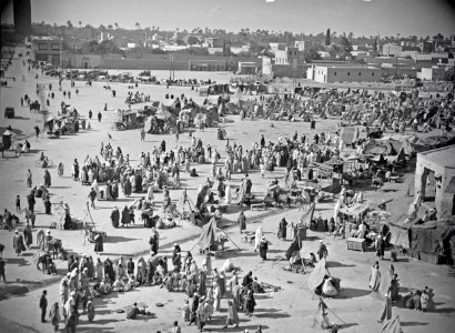 ETH-BIB-Marrakech-Den ganzen Tag herrscht reges Leben au dem Place Dyema (Jemaa) el Fna-Tschadseeflug 1930-31-LBS MH02-08-0448