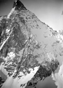 ETH-BIB-Matterhorn von Südosten, Ostwand mit Furggengrat und Hörnligrat-Tschadseeflug 1930-31-LBS MH02-08-0435