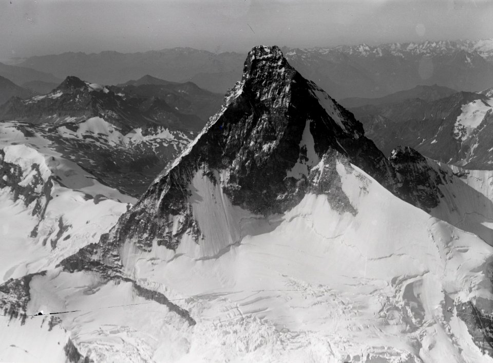 ETH-BIB-Matterhorn, Matterhorngletscher, Furggrat v. N. aus 5000 m-Inlandflüge-LBS MH01-001056