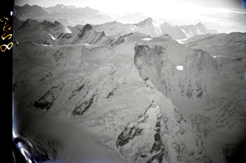 ETH-BIB-Matterhorn und Weisshorn, Aletschhorn, Lötschenlücke an der Sonne und Bietschhorn (von hinten nach vorne)-Inlandflüge-LBS MH01-008245