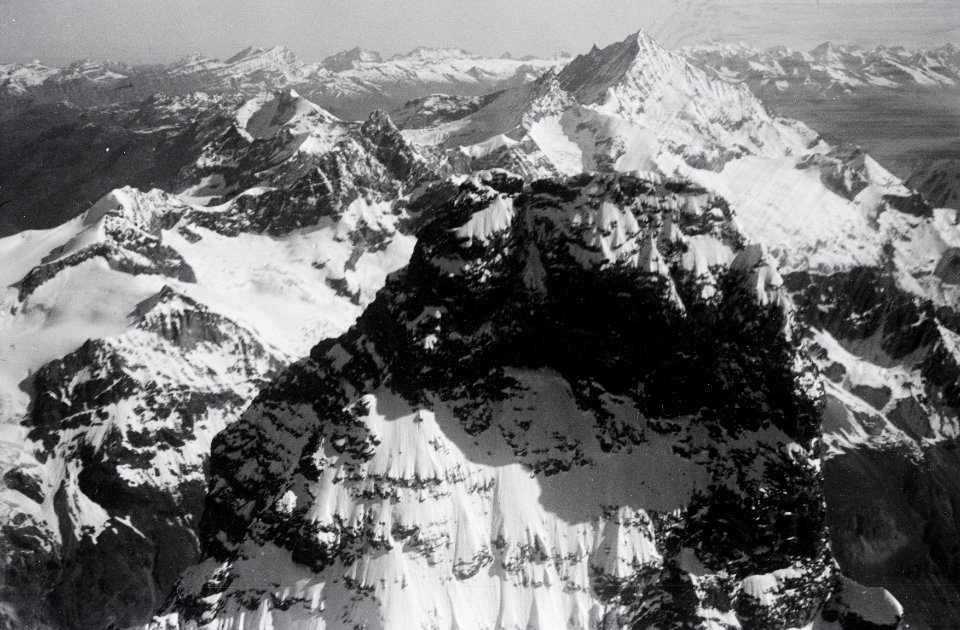 ETH-BIB-Matterhorn, Weisshorn im Hintergrund-Inlandflüge-LBS MH05-16-07