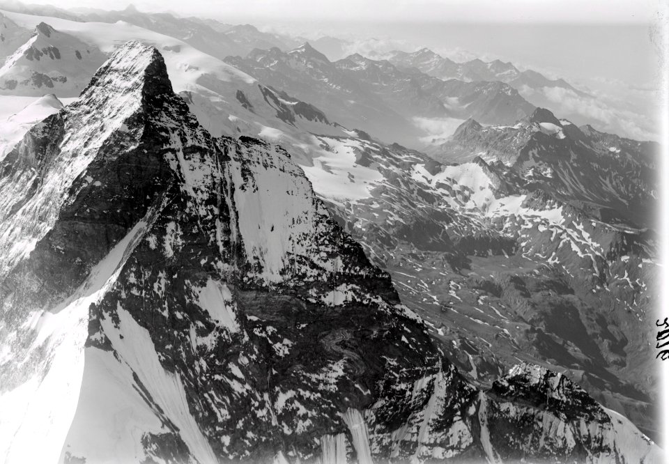 ETH-BIB-Matterhorn, Zermatt, Italienischer Grat, Val de Challant v. N. W. aus 5000 m-Inlandflüge-LBS MH01-002016