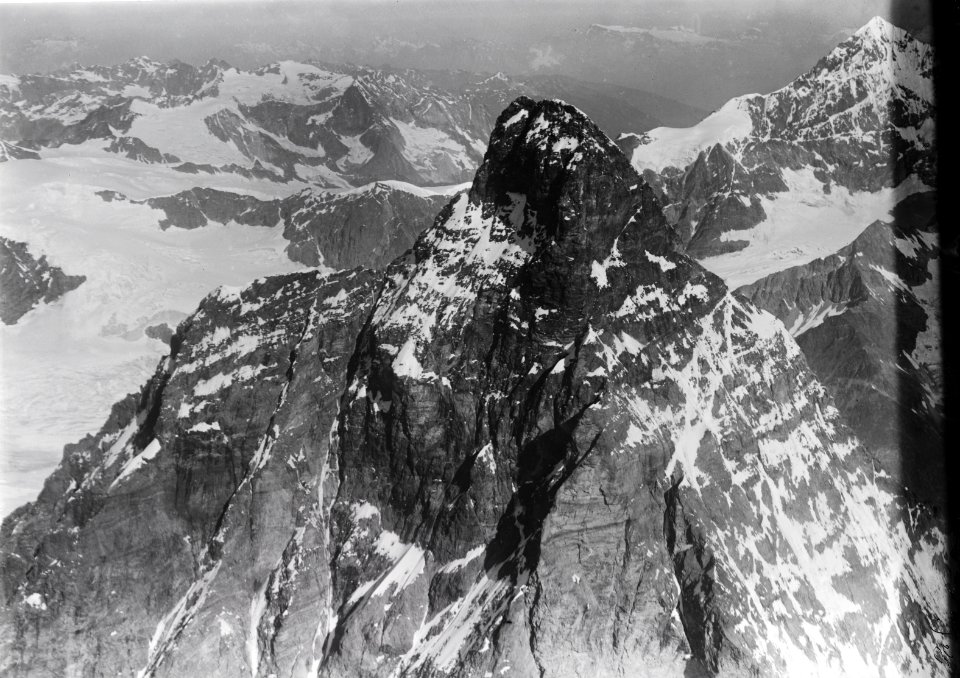 ETH-BIB-Matterhorngipfel, Tyndallgrat, Dent Blanche v. S. O. aus 5000 m-Inlandflüge-LBS MH01-001058