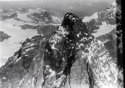 ETH-BIB-Matterhorngipfel, Tyndallgrat, Dent Blanche v. S. O. aus 5000 m-Inlandflüge-LBS MH01-001058
