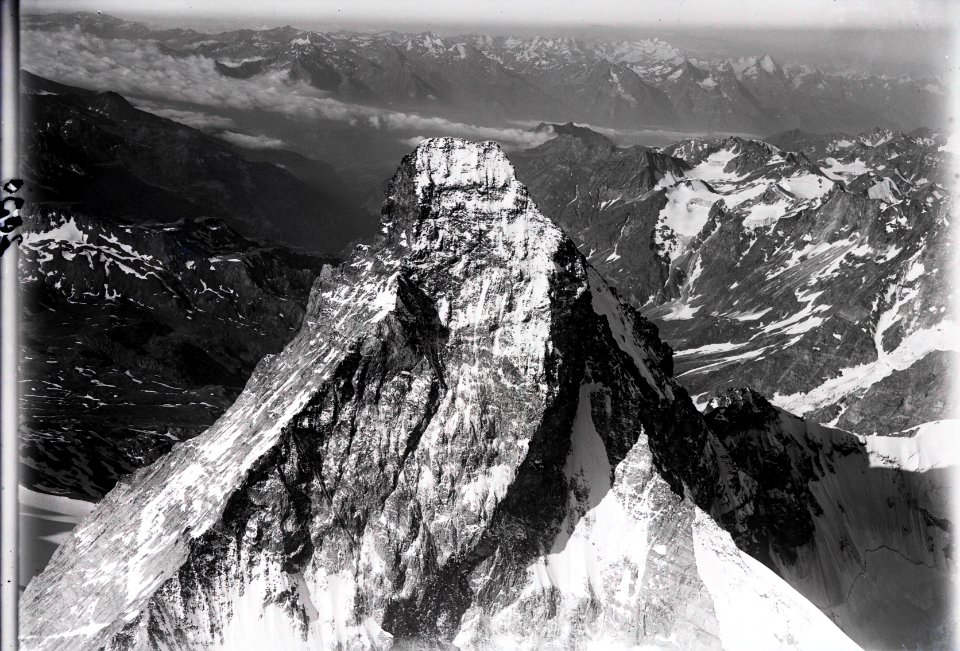 ETH-BIB-Matterhorngipfel v. N. aus 5000 m-Inlandflüge-LBS MH01-002030