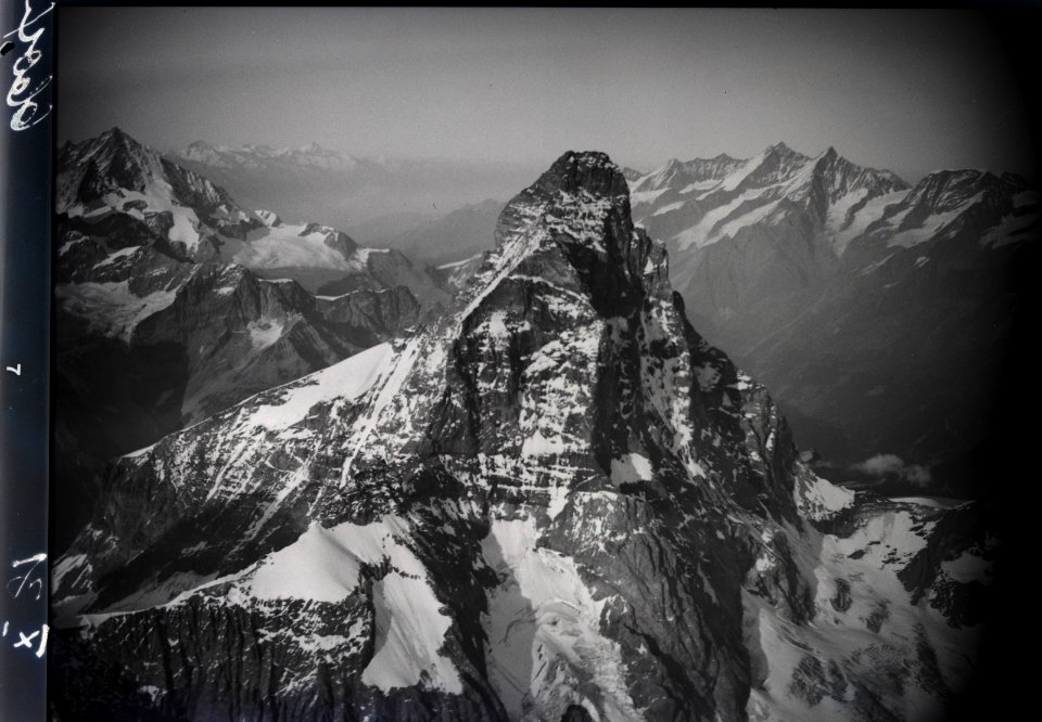 ETH-BIB-Matterhorngipfel, Südwestwand aus 4500 m-Inlandflüge-LBS MH01-006604