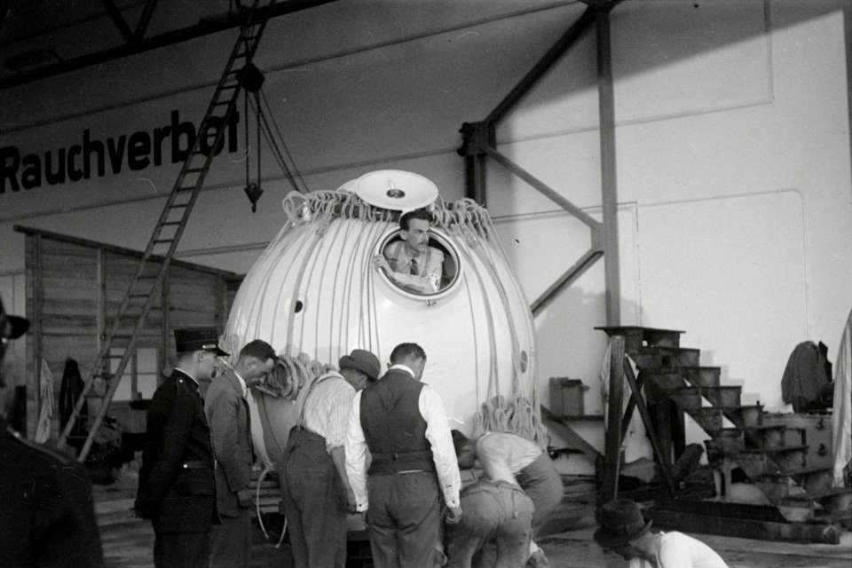 ETH-BIB-Max Cosyns in Prof. Auguste Piccards Ballonkugel-Inlandflüge-LBS MH05-92-04