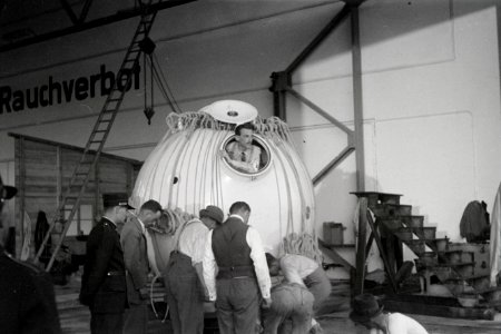 ETH-BIB-Max Cosyns in Prof. Auguste Piccards Ballonkugel-Inlandflüge-LBS MH05-92-04