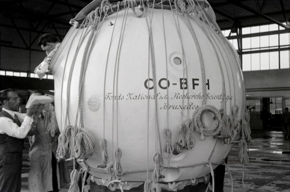 ETH-BIB-Max Cosyns in Prof. Auguste Piccards Ballonkugel-Inlandflüge-LBS MH05-92-08