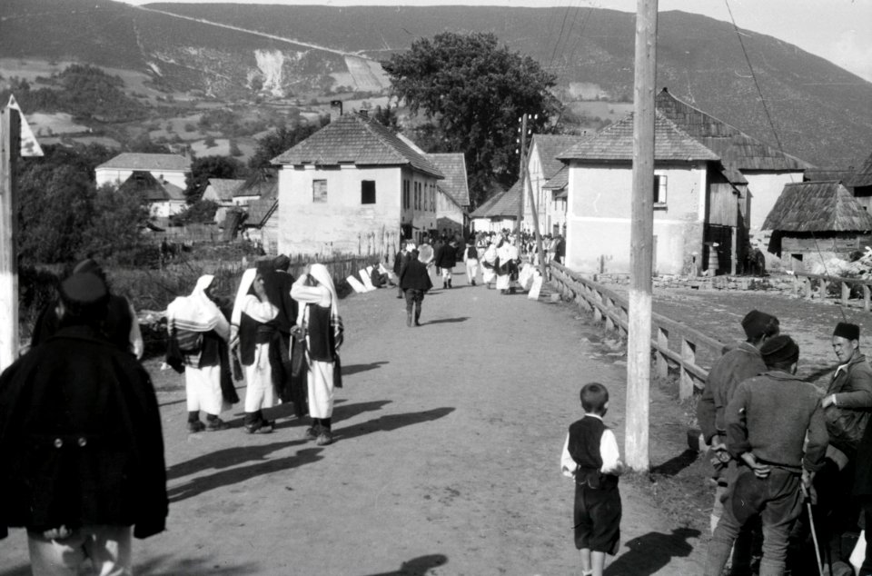 ETH-BIB-Menschen in Tracht in Jajce, Bosnien-Weitere-LBS MH02-48-0058