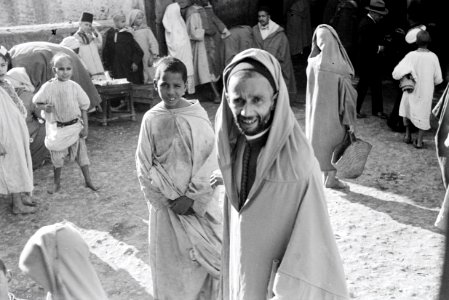ETH-BIB-Menschengruppe auf einem Platz in Fès-Nordafrikaflug 1932-LBS MH02-13-0374