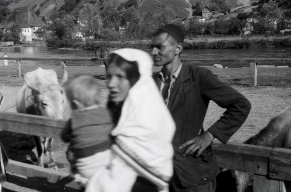 ETH-BIB-Menschen in Tracht ausserhalb von Jajce, Bosnien-Weitere-LBS MH02-48-0054