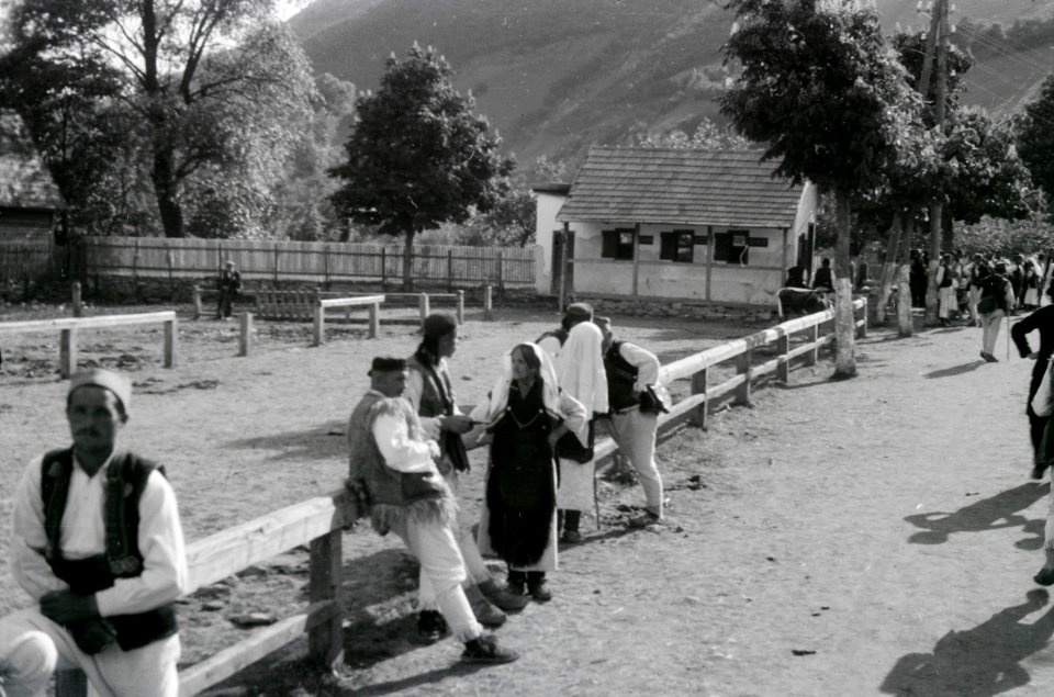 ETH-BIB-Menschen in Tracht in Jajce, Bosnien-Weitere-LBS MH02-48-0059