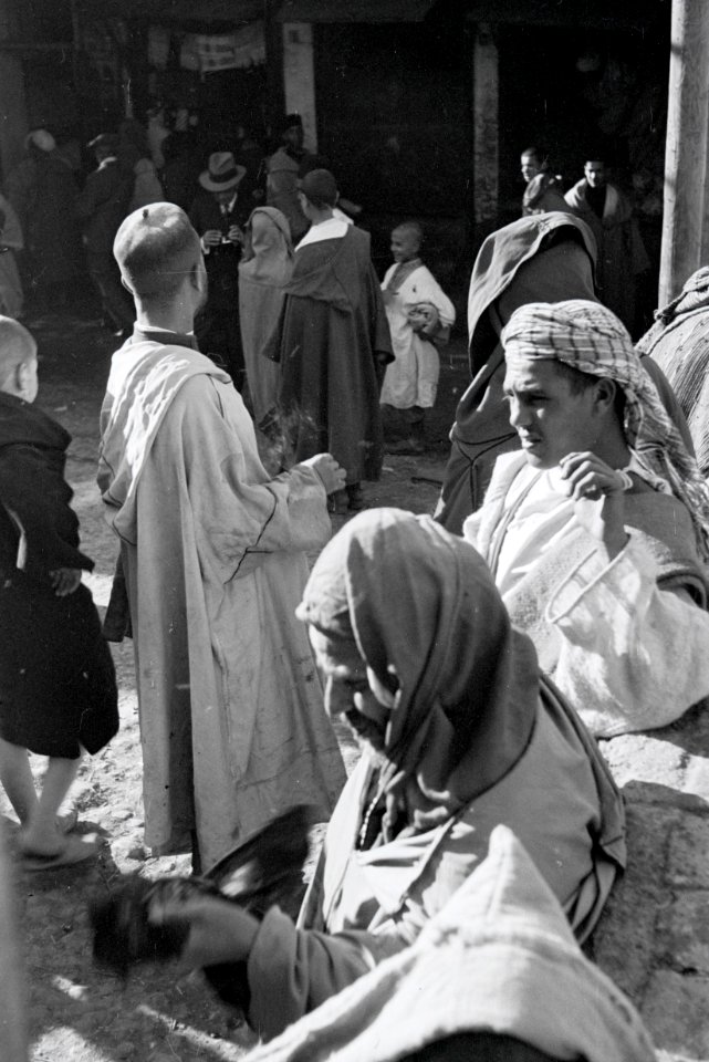 ETH-BIB-Menschengruppe auf einem Platz in Fès-Nordafrikaflug 1932-LBS MH02-13-0375