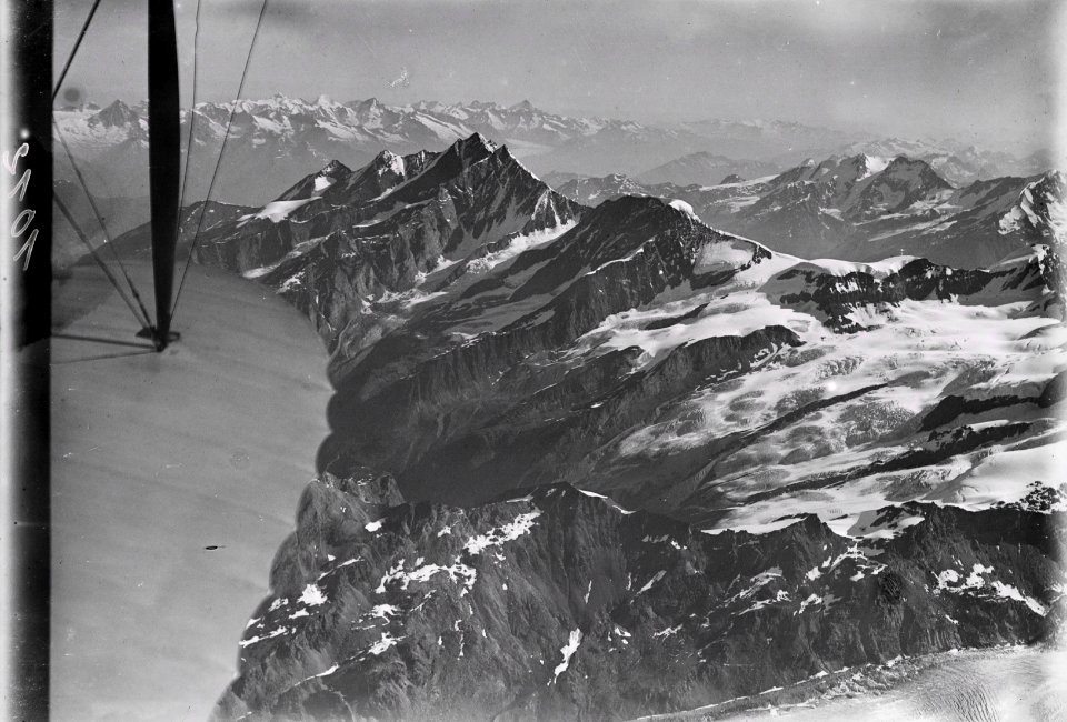 ETH-BIB-Mischabel, Berneralpen, Fluhhorn, Findelengletscher v. S. W. aus 5000 m-Inlandflüge-LBS MH01-001012