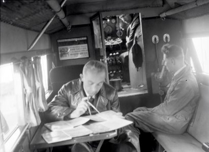 ETH-BIB-Mittelholzer in Flugzeug-Tschadseeflug 1930-31-LBS MH02-08-0170