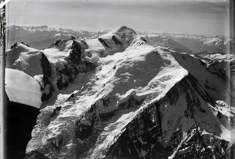 ETH-BIB-Mont Blanc Gipfel von Norden, Glacier des Taconnaz und Glacier des Bossons v. N. aus 4800 m-Inlandflüge-LBS MH01-001108