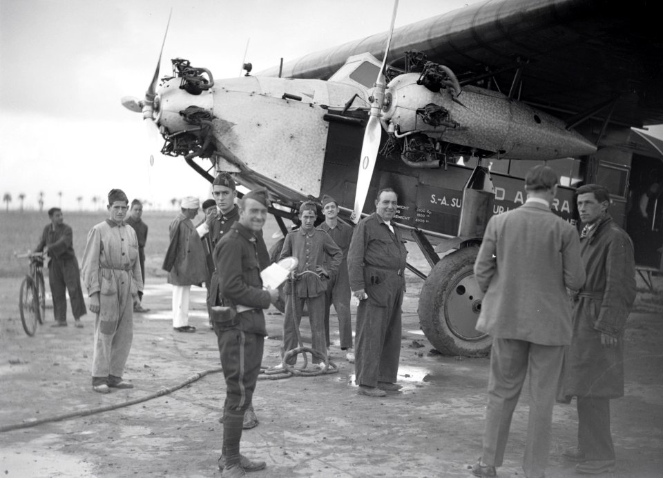 ETH-BIB-Mittelholzers Flugzeug landet in Cartagena, von wo in 4 Stunden über das Mittelmeer Fes in Marokko am 4.12.1930 erreicht wurde-Tschadseeflug 1930-31-LBS MH02-08-0204