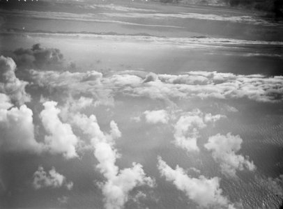 ETH-BIB-Mittelmeertraversierung- Durch Wolkenlöcher glänzt tief unten das Wasser-Tschadseeflug 1930-31-LBS MH02-08-0165